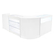 Vitt set med LED-belysta butiksmoduler i modern design, inklusive hyllor i glas och släta ytor för elegant exponering av produkter