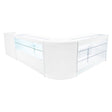 Vitt set med LED-belysta butiksmoduler, elegant design med glasytor och hyllor, perfekt för modern detaljhandel