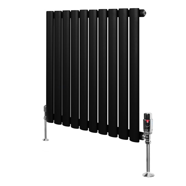 Oval svart enkelkolonnsradiator med släta, cylindriska sektioner och glänsande ventiler, 600 mm x 600 mm, modern design