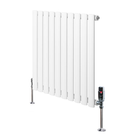 Oval vit enkelpelarradiator med släta, vertikala ribbor och kromade ventiler, perfekt för effektiv uppvärmning i hemmet