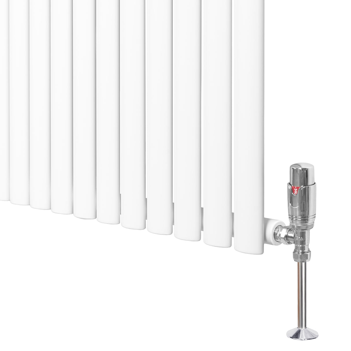 Oval vit enkelpelarradiator med släta, vertikala ribbor och kromad ventil, perfekt för effektiv uppvärmning i moderna hem