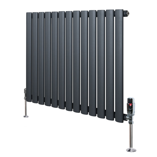 Oval enkelkolonnsradiator i antracitgrå, 600 mm x 780 mm, med släta, cylindriska sektioner och moderna ventiler på sidan