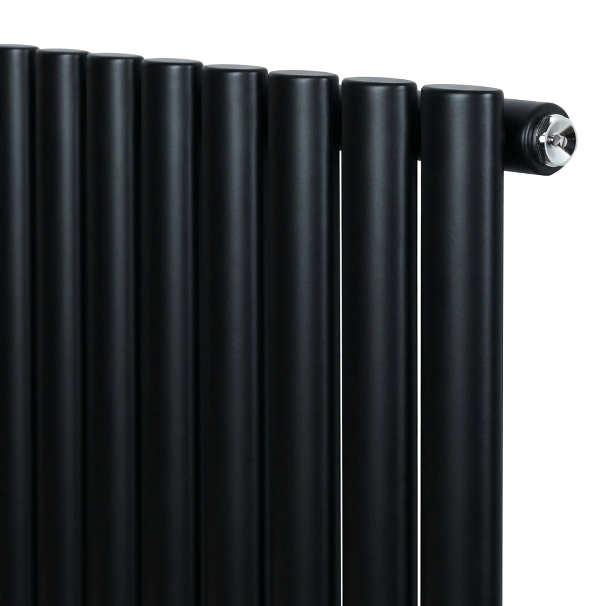 Oval svart enkelkolonnsradiator med släta rör, ventiler och en modern design, perfekt för effektiv uppvärmning i hemmet