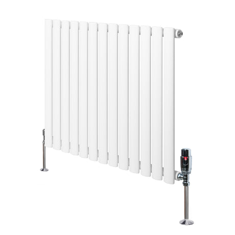 Oval enkelpelarradiator i vit färg, 600 mm x 780 mm, med släta ytor och stilrena ventiler för effektiv uppvärmning