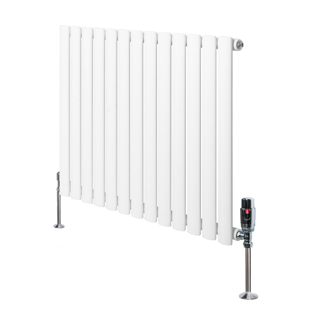 Oval enkelpelarradiator i vit färg, 600 mm x 780 mm, med släta ytor och stilrena ventiler för effektiv uppvärmning