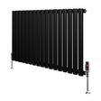 Oval svart enkelkolonnsradiator med släta, cylindriska sektioner och glänsande ventiler, 600 mm x 1020 mm, modern design