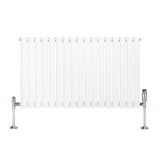 Oval vit enkelkolonnsradiator med släta, rektangulära ribbor och glänsande ventiler, perfekt för effektiv uppvärmning