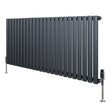 Oval enkelkolonnsradiator i antracitgrå med släta, runda ribbor och ventiler, mått 600 mm x 1440 mm, modern design