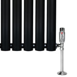 Oval svart enkelkolonnsradiator med släta, cylindriska sektioner och glänsande kromventil, mått 600 mm x 1440 mm