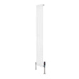 Oval vit enkelkolonnsradiator med släta ytor, 1600 mm lång och 240 mm bred, utrustad med ventiler för effektiv värme