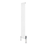 Oval vit enkelkolonnsradiator med släta ytor, 1600 mm lång och 240 mm bred, utrustad med ventiler för effektiv värme