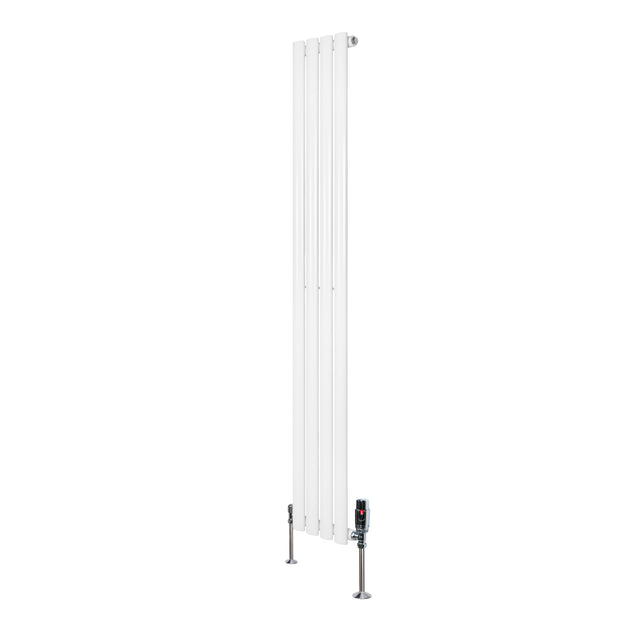 Oval vit enkelkolonnsradiator med släta ytor, 1600 mm lång och 240 mm bred, utrustad med ventiler för effektiv värme