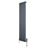 Oval enkelkolonnsradiator i antracitgrå med slanka, vertikala lameller och ventiler, mått 1600 mm x 360 mm