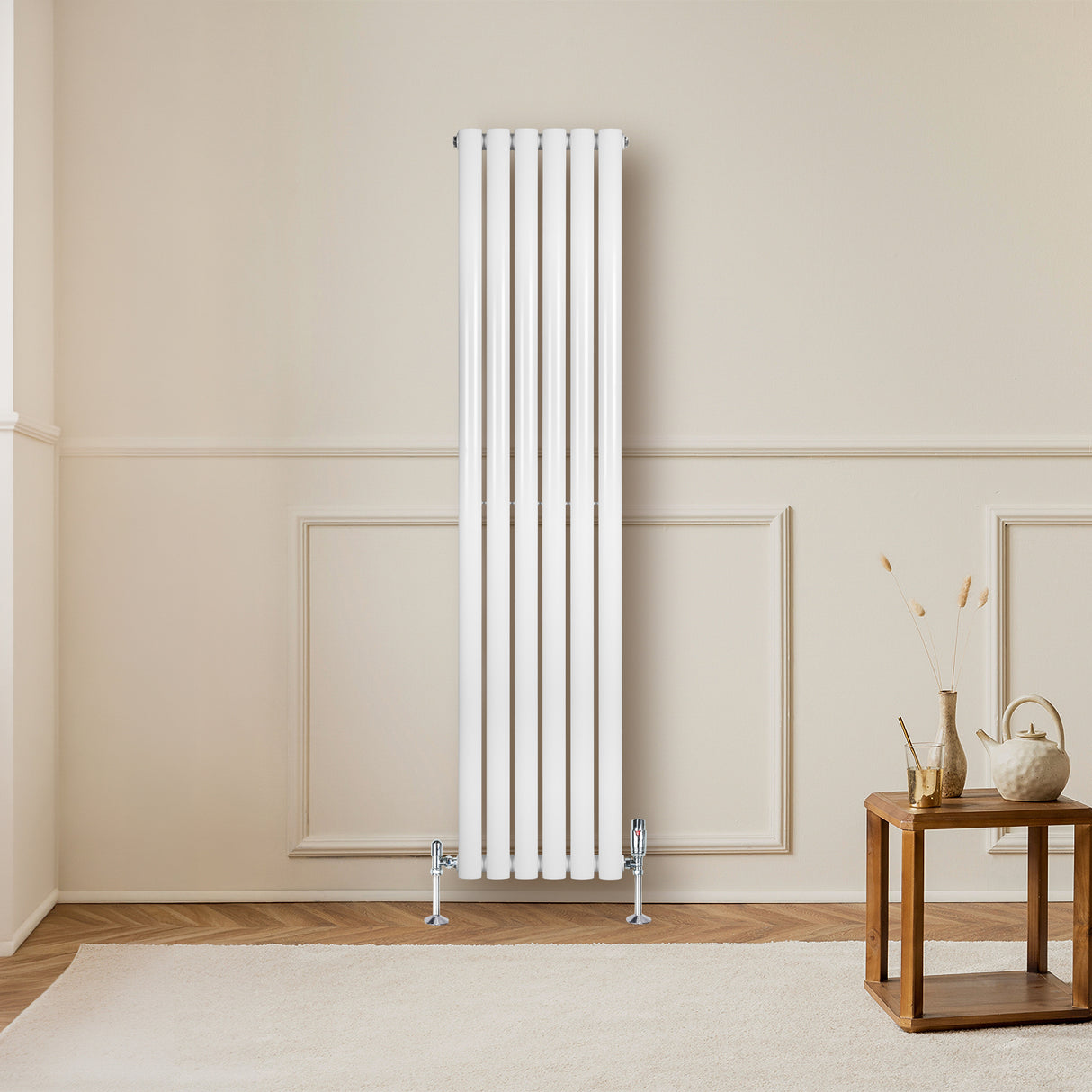 Oval vit enkelpelarradiator med släta ytor, 1600 mm x 360 mm, monterad på vägg i ett rum med trädetaljer och ljusa färger