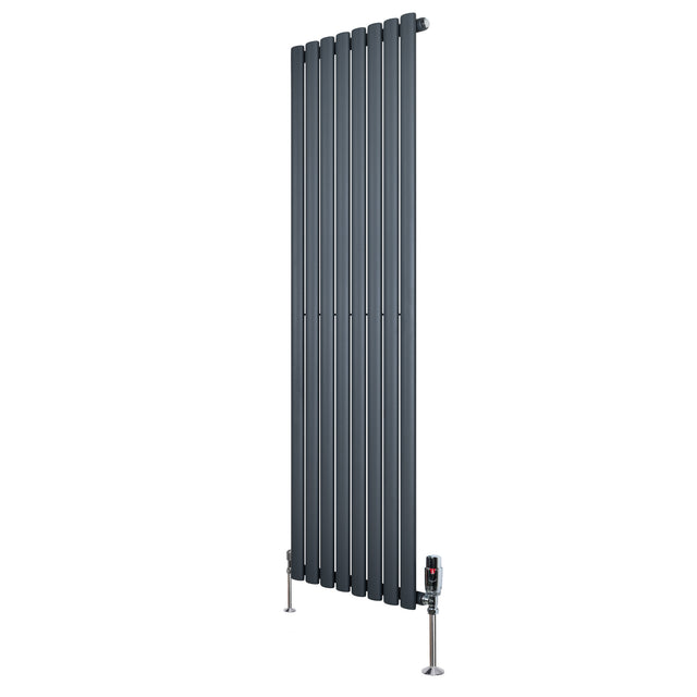 Oval enkelkolonnsradiator i antracitgrå, 1600 mm x 480 mm, med släta, vertikala lameller och moderna ventiler i metall