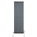 Oval enkelkolonnsradiator i antracitgrå, 1600 mm x 480 mm, med släta ytor och vertikala rör för effektiv värmeöverföring