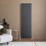 Oval enkelkolonnsradiator i antracitgrå, 1600 mm x 480 mm, med släta ytor och stilren design, placerad mot en beige vägg