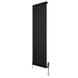 Svart oval enkelkolonnsradiator med slanka vertikala ribbor och kromade ventiler, 1600 mm x 480 mm, modern och stilren design
