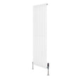 Oval vit enkelpelarradiator med släta ytor, 1600 mm x 480 mm, och ventiler i metall, perfekt för modern inredning