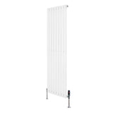 Oval vit enkelpelarradiator med släta ytor, 1600 mm x 480 mm, och ventiler i metall, perfekt för modern inredning