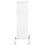 Oval vit enkelpelarradiator med släta ytor och kromade ventiler, 1600 mm x 480 mm, perfekt för modern inredning