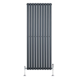Oval enkelkolonnsradiator i antracitgrå med släta, vertikala ribbor och kromade ventiler, mått 1600 mm x 600 mm