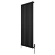 Svart oval enkelkolonnsradiator med släta, vertikala lameller och ventiler, mått 1600 mm x 600 mm, modern och stilren design