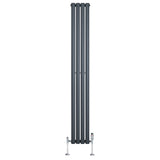 Oval enkelkolonnsradiator i antracitgrå med fyra vertikala sektioner och synliga ventiler, elegant och modern design