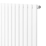 Oval enkelpelarradiator i vit färg, 1800 mm lång och 240 mm bred, med släta, raka ribbor och en enkel ventil i metall