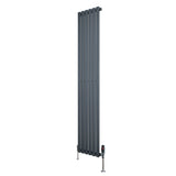 Oval enkelkolonnsradiator i antracitgrå, 1800 mm x 360 mm, med släta, vertikala lameller och synliga ventiler i metall