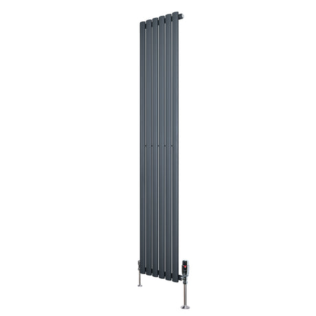 Oval enkelkolonnsradiator i antracitgrå, 1800 mm x 360 mm, med släta, vertikala lameller och synliga ventiler i metall