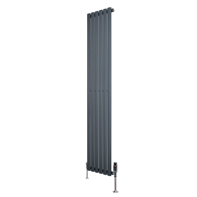 Oval enkelkolonnsradiator i antracitgrå, 1800 mm x 360 mm, med släta, vertikala lameller och synliga ventiler i metall