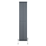 Oval enkelkolonnsradiator i antracitgrå med slanka, vertikala ribbor och ventiler, mått 1800 mm x 360 mm