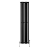 Svart oval enkelkolonnsradiator med släta, vertikala ribbor och kromade ventiler, mått 1800 mm x 360 mm, modern design