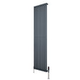 Oval enkelkolonnsradiator i antracitgrå, 1800 mm x 480 mm, med släta, vertikala lameller och synliga ventiler i metall