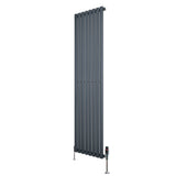 Oval enkelkolonnsradiator i antracitgrå, 1800 mm x 480 mm, med släta, vertikala lameller och synliga ventiler i metall