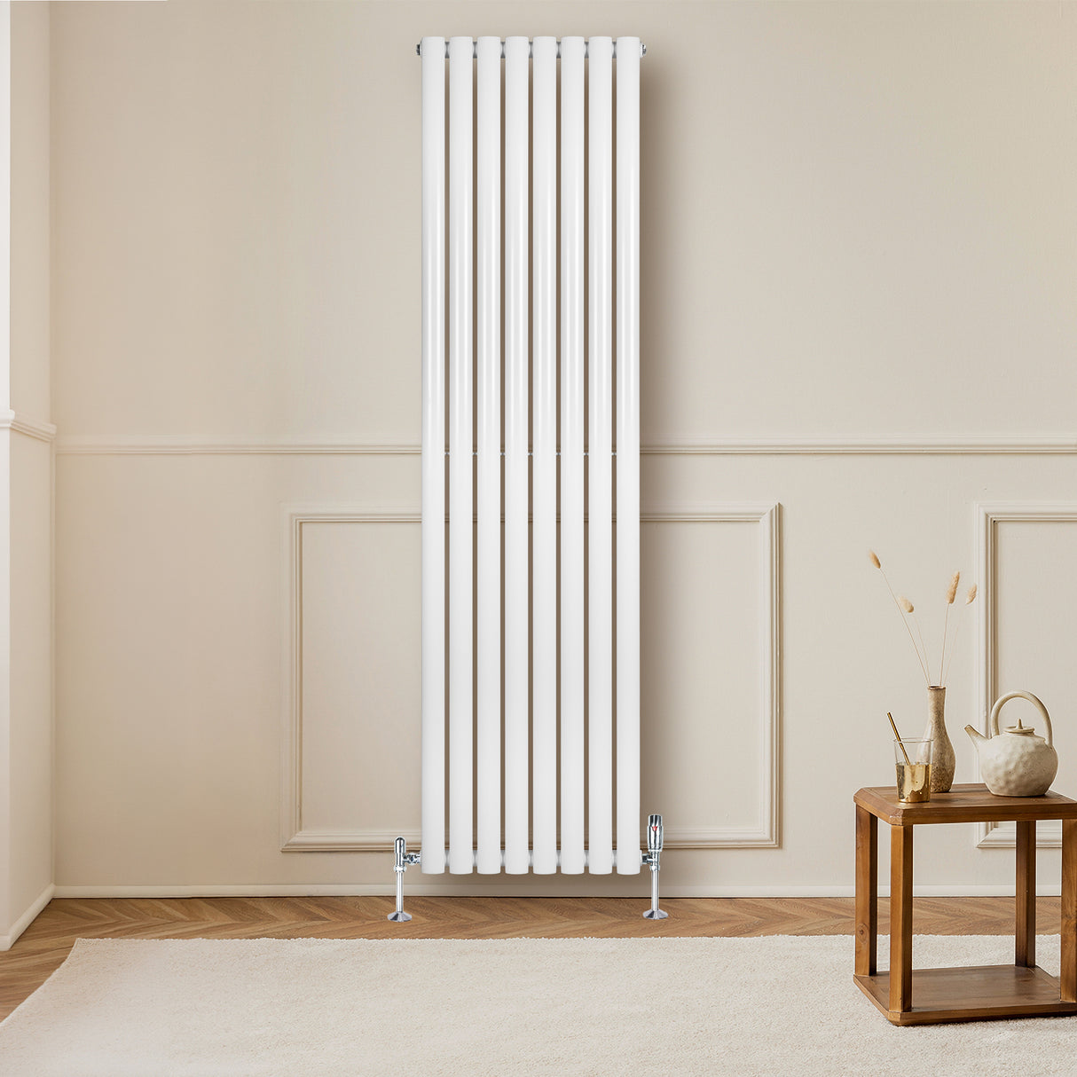 Oval enkelpelarradiator i vit färg, 1800 mm x 480 mm, med släta ytor och eleganta ventiler, placerad mot en ljus vägg