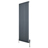 Oval enkelkolonnsradiator i antracitgrå, 1800 mm x 600 mm, med släta, vertikala lameller och ventiler för effektiv värme