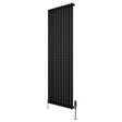 Oval svart enkelkolonnsradiator med släta, vertikala lameller och ventiler, mått 1800 mm x 600 mm, modern och stilren design
