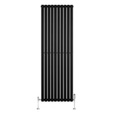 Svart oval enkelkolonnsradiator med slanka vertikala ribbor, 1800 mm x 600 mm, monterad med ventiler i nedre hörn