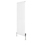 Oval enkelpelarradiator i vit färg, 1800 mm x 600 mm, med släta ytor och moderna ventiler för effektiv värmefördelning