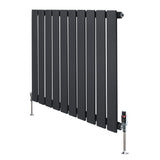 Platt antracitgrå radiator med släta paneler och ventiler, 600 × 700 mm, perfekt för modern inredning och effektiv uppvärmning
