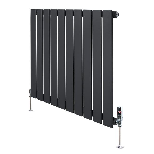 Platt antracitgrå radiator med släta paneler och ventiler, 600 × 700 mm, perfekt för modern inredning och effektiv uppvärmning