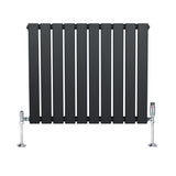 Platt enkelkolumnsradiator i antracitgrå med släta ytor och vertikala ribbor, monterad med kromade ventiler och fötter