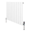 Platt, vit enkelkolumnsradiator med ventiler, 600 × 700 mm, har släta ytor och en modern design som passar i olika rum