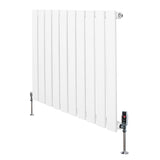 Platt, vit enkelkolumnsradiator med ventiler, 600 × 700 mm, har släta ytor och en modern design som passar i olika rum