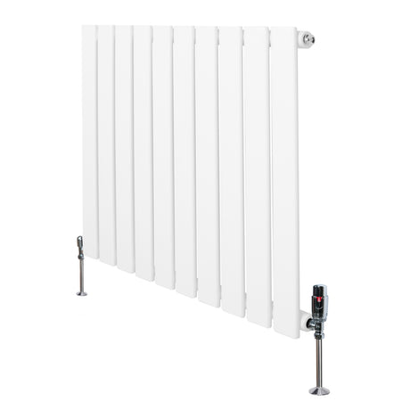 Platt, vit enkelkolumnsradiator med ventiler, 600 × 700 mm, har släta ytor och en modern design som passar i olika rum