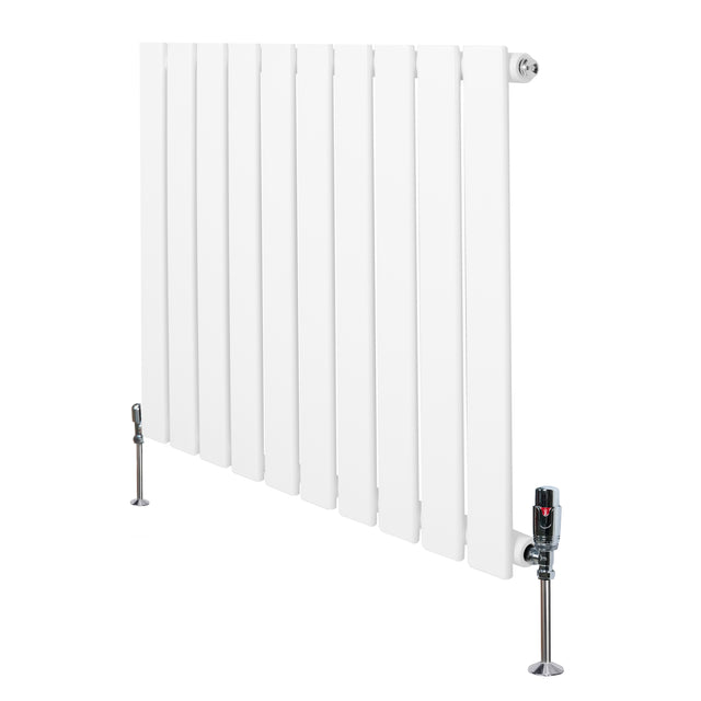 Platt, vit enkelkolumnsradiator med ventiler, 600 × 700 mm, har släta ytor och en modern design som passar i olika rum