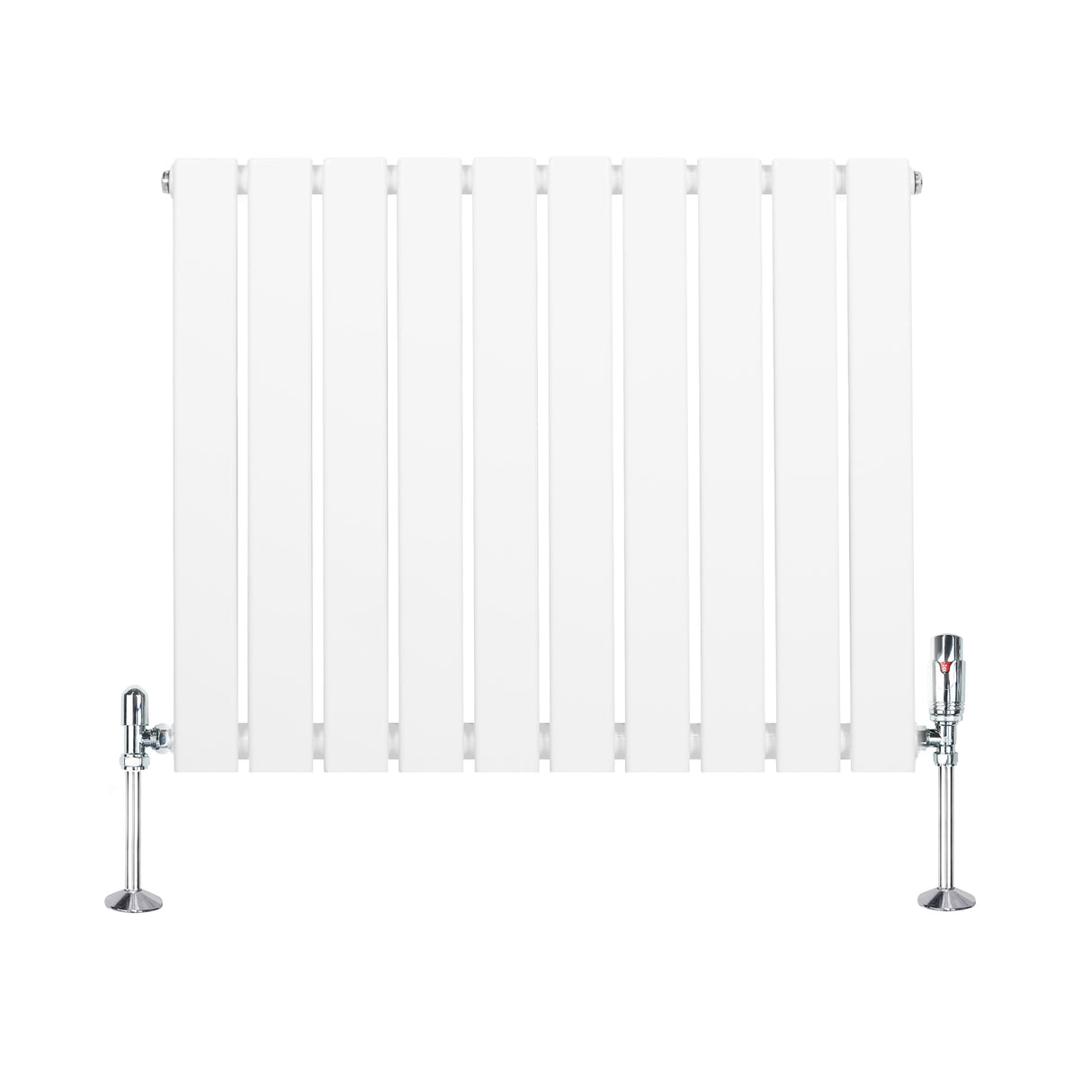 Platt enkelkolumnsradiator i vit färg med släta ytor och kromade ventiler, perfekt för att ge värme och stil i rummet