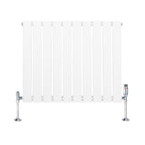 Platt enkelkolumnsradiator i vit färg med släta ytor och kromade ventiler, perfekt för att ge värme och stil i rummet